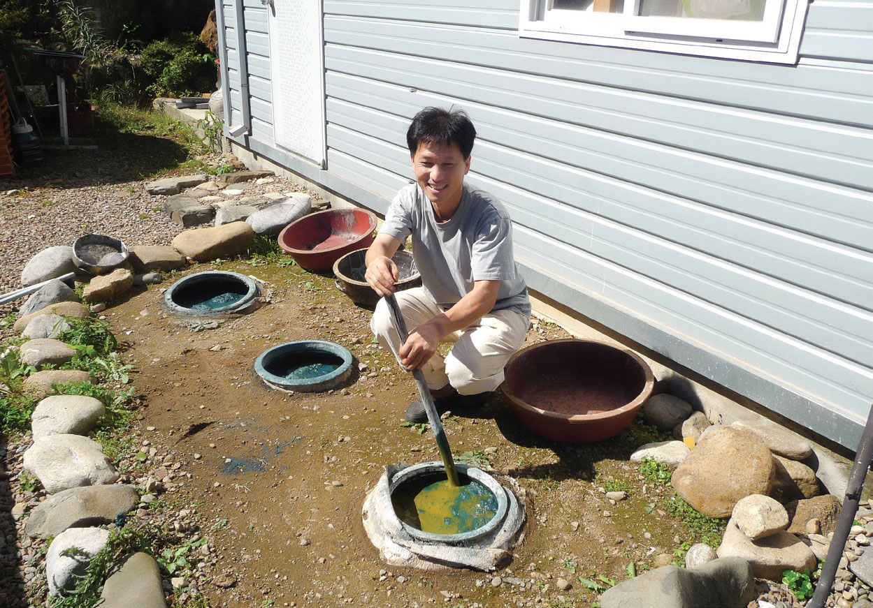 박영진 대표가 천연 재료로 염색하고 있다.